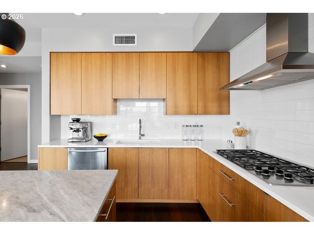 1920 S RIVER Dr E902, Portland, OR 97201
