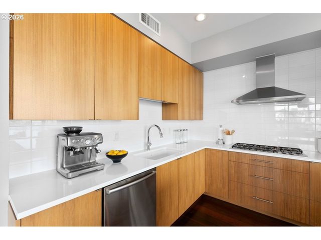 1920 S RIVER Dr E902, Portland, OR 97201