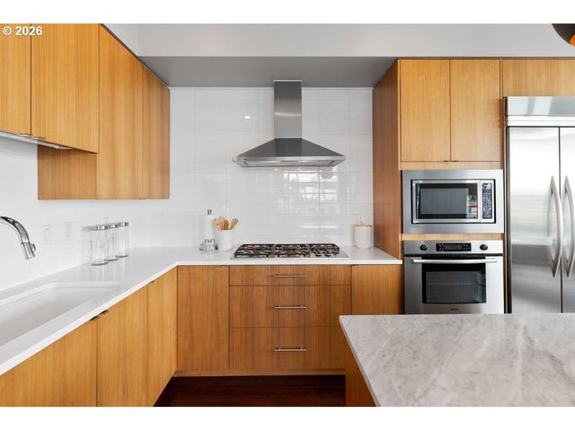 1920 S RIVER Dr E902, Portland, OR 97201