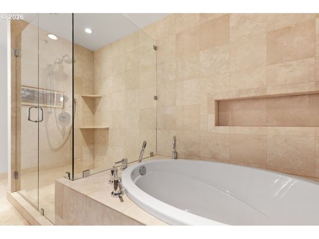 1920 S RIVER Dr E902, Portland, OR 97201