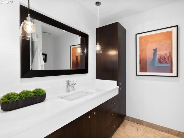 1920 S RIVER Dr E902, Portland, OR 97201