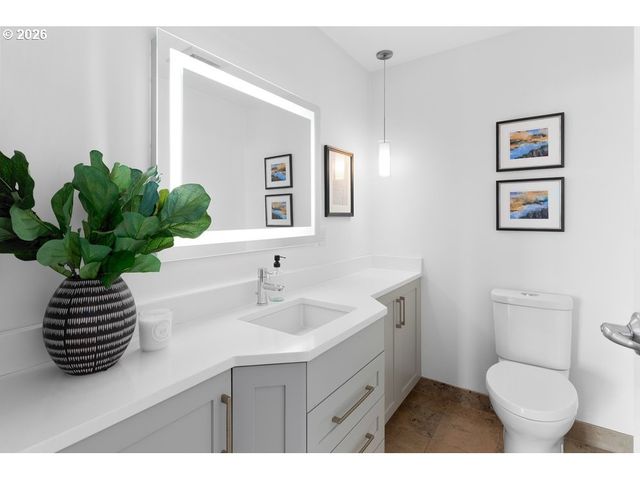 1920 S RIVER Dr E902, Portland, OR 97201