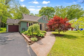 31 Rowley Dr, Gates, NY 14624