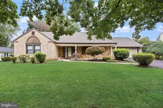 10 TRAYNOR LN, Willingboro, NJ 08046