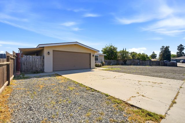 876 Cardoza, Tulare, CA 93274