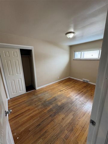 22190 Cloverlawn Street, Oak Park, MI 48237