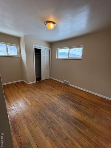 22190 Cloverlawn Street, Oak Park, MI 48237