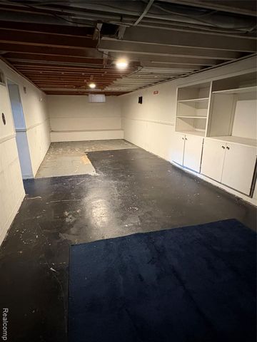 22190 Cloverlawn Street, Oak Park, MI 48237