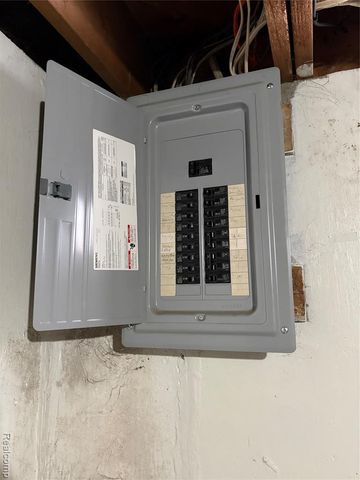 22190 Cloverlawn Street, Oak Park, MI 48237