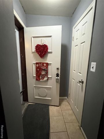 22190 Cloverlawn Street, Oak Park, MI 48237