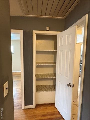 22190 Cloverlawn Street, Oak Park, MI 48237