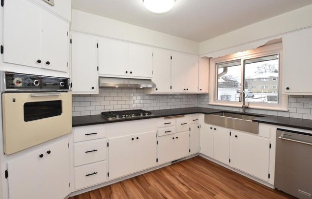 1625 W Leroy AVENUE, Milwaukee, WI 53221