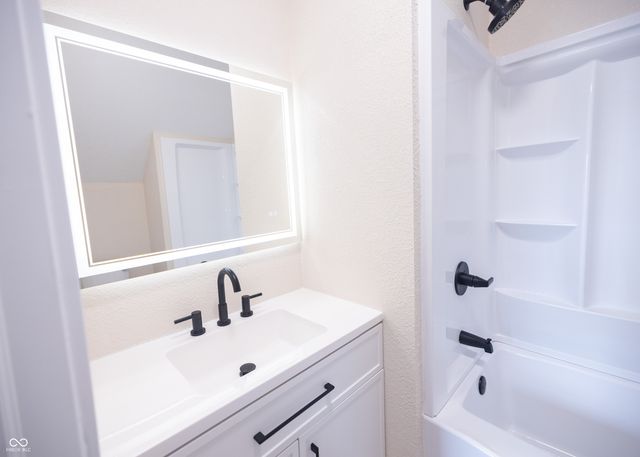 825 Main Street, Elwood, IN 46036