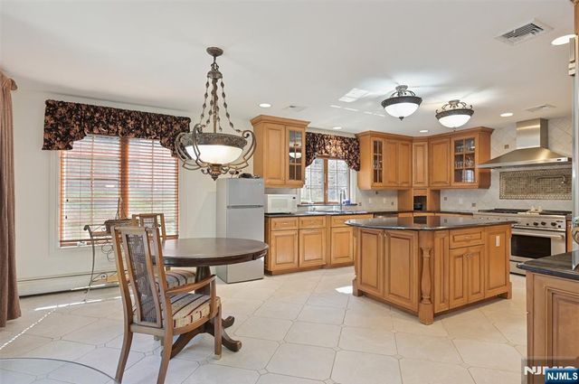 17 W Bayview Avenue, Englewood Cliffs, NJ 07632