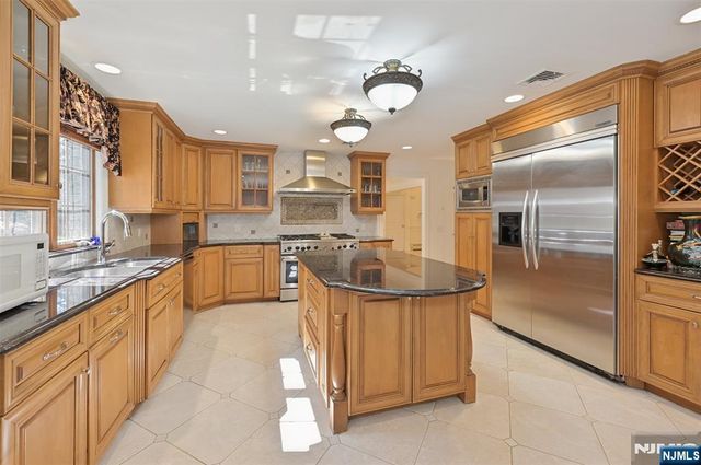 17 W Bayview Avenue, Englewood Cliffs, NJ 07632