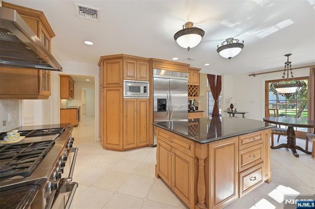 17 W Bayview Avenue, Englewood Cliffs, NJ 07632