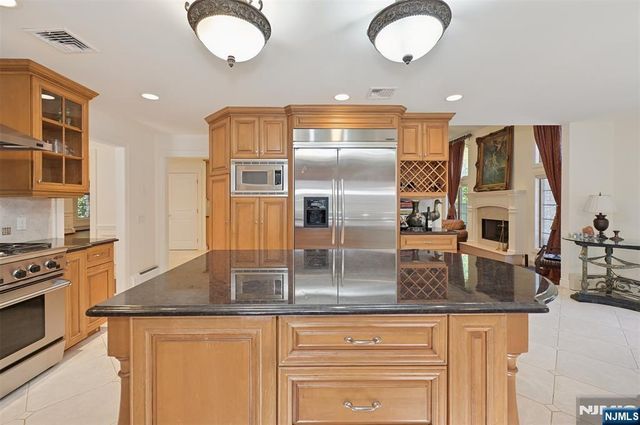 17 W Bayview Avenue, Englewood Cliffs, NJ 07632