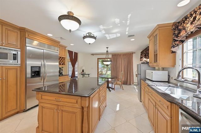 17 W Bayview Avenue, Englewood Cliffs, NJ 07632