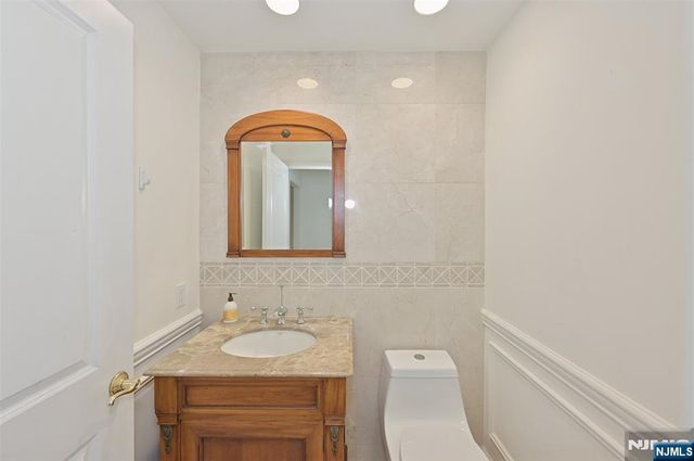 17 W Bayview Avenue, Englewood Cliffs, NJ 07632