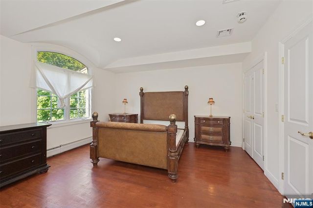 17 W Bayview Avenue, Englewood Cliffs, NJ 07632