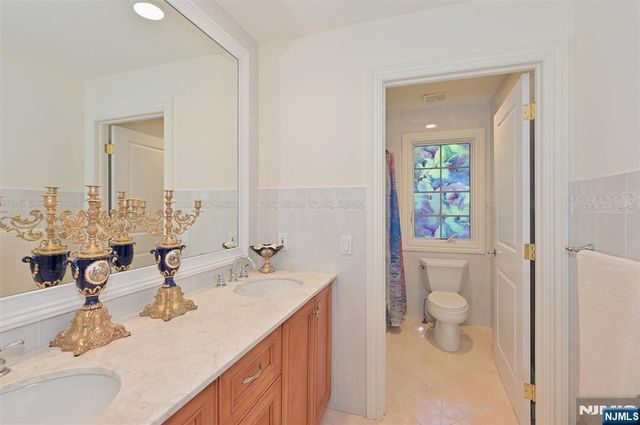 17 W Bayview Avenue, Englewood Cliffs, NJ 07632