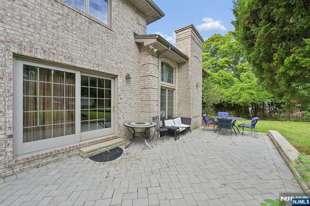 17 W Bayview Avenue, Englewood Cliffs, NJ 07632