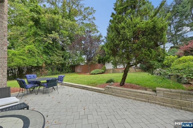 17 W Bayview Avenue, Englewood Cliffs, NJ 07632