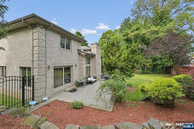 17 W Bayview Avenue, Englewood Cliffs, NJ 07632