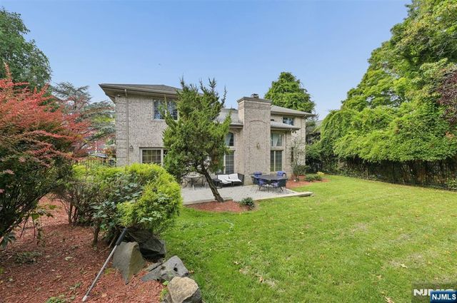 17 W Bayview Avenue, Englewood Cliffs, NJ 07632
