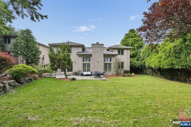 17 W Bayview Avenue, Englewood Cliffs, NJ 07632