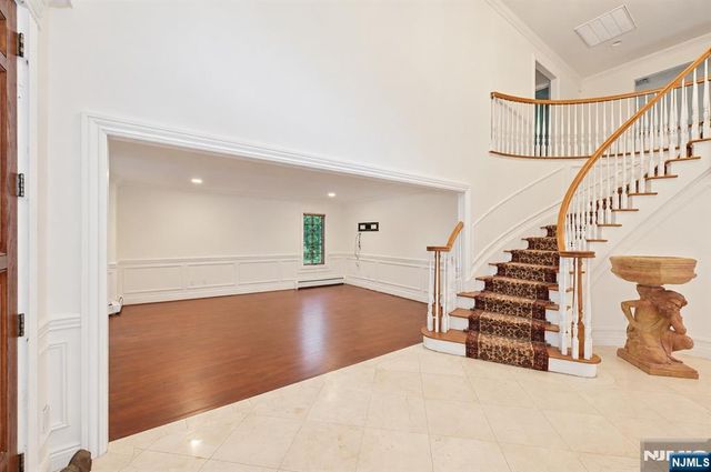 17 W Bayview Avenue, Englewood Cliffs, NJ 07632