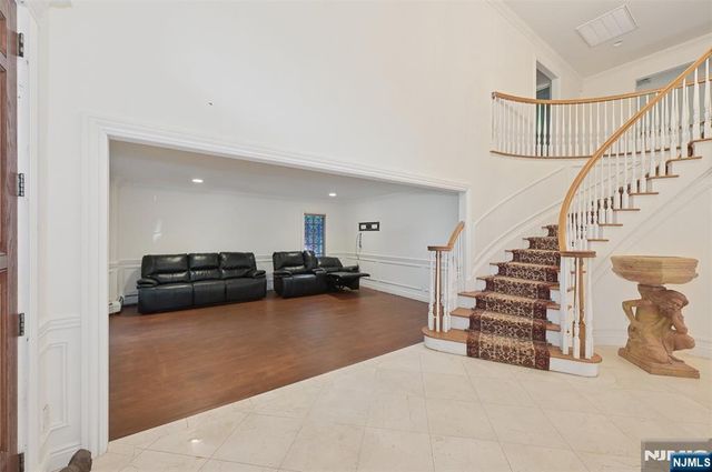 17 W Bayview Avenue, Englewood Cliffs, NJ 07632