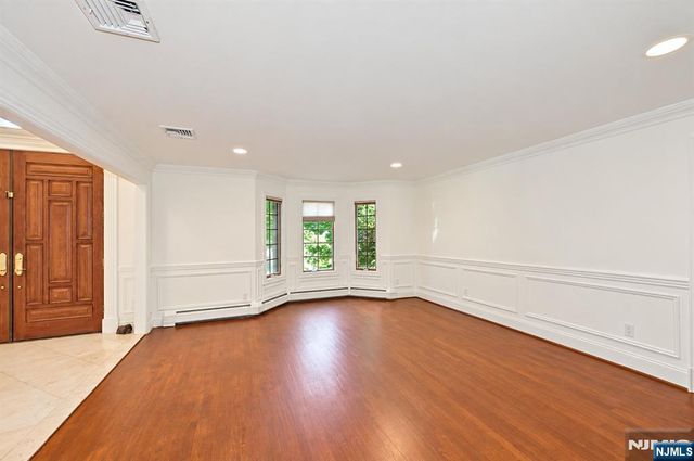 17 W Bayview Avenue, Englewood Cliffs, NJ 07632