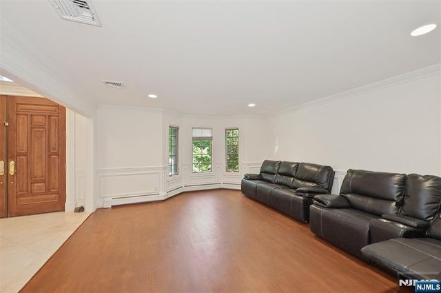 17 W Bayview Avenue, Englewood Cliffs, NJ 07632