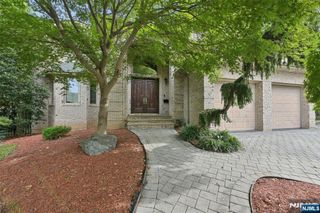 17 W Bayview Avenue, Englewood Cliffs, NJ 07632