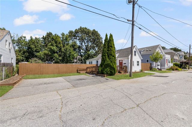 51 Old Oak Avenue, Cranston, RI 02920