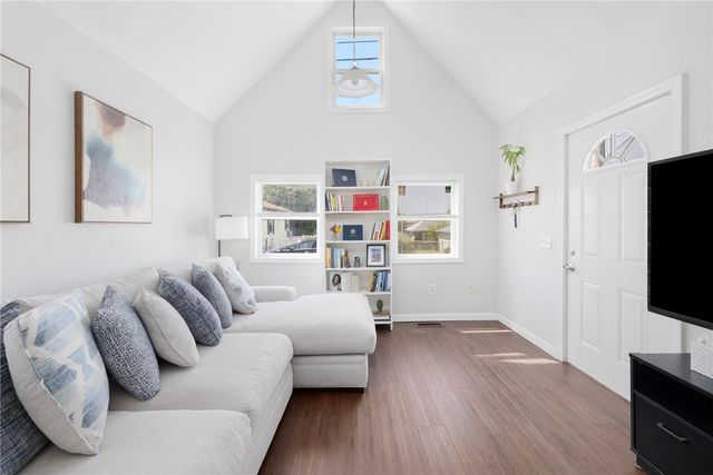 51 Old Oak Avenue, Cranston, RI 02920