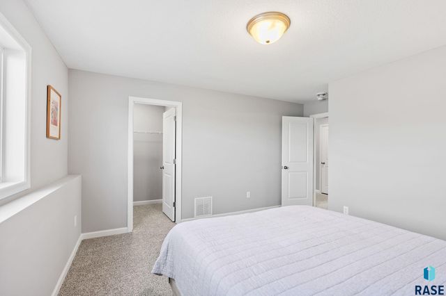 2720 S Copper Creek Ave Avenue, Sioux Falls, SD 57110