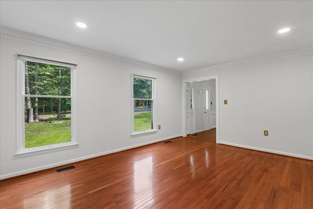 8253 HONEYSUCKLE RD, Manassas, VA 20112