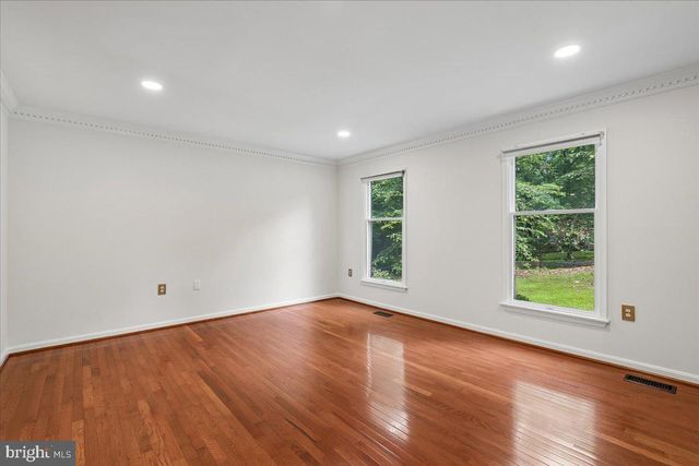 8253 HONEYSUCKLE RD, Manassas, VA 20112