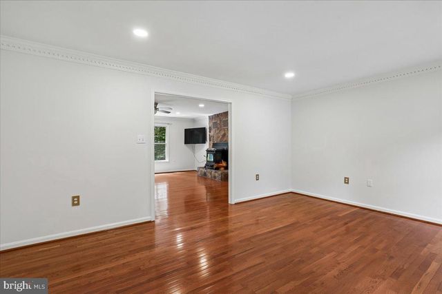 8253 HONEYSUCKLE RD, Manassas, VA 20112