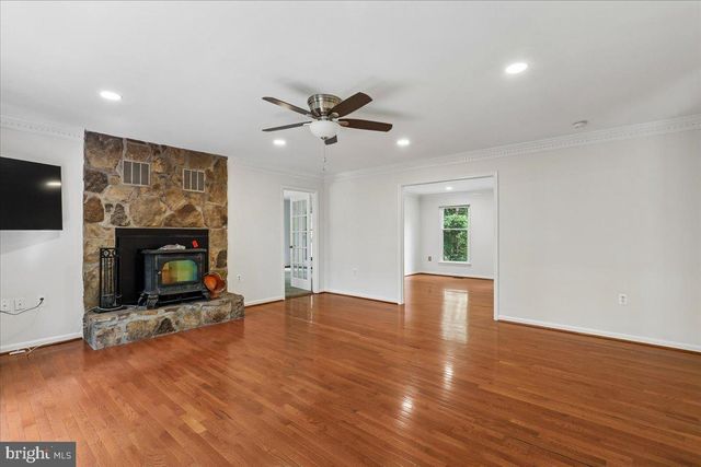 8253 HONEYSUCKLE RD, Manassas, VA 20112