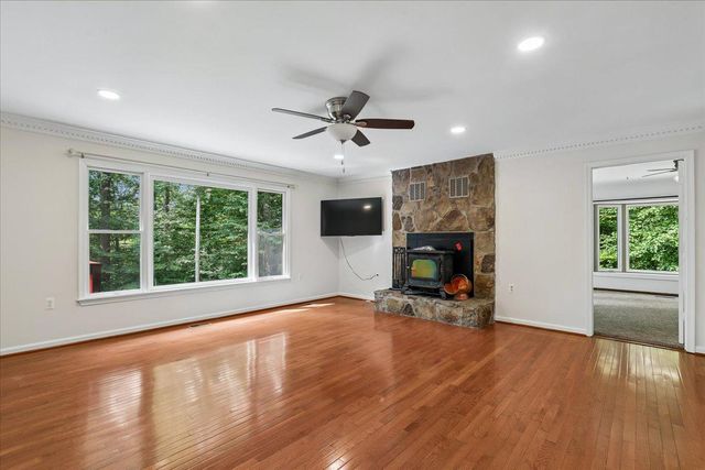8253 HONEYSUCKLE RD, Manassas, VA 20112