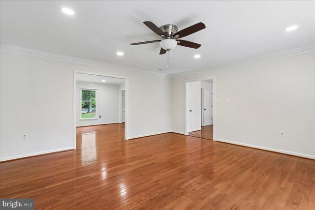 8253 HONEYSUCKLE RD, Manassas, VA 20112