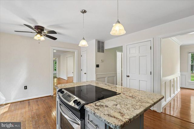 8253 HONEYSUCKLE RD, Manassas, VA 20112