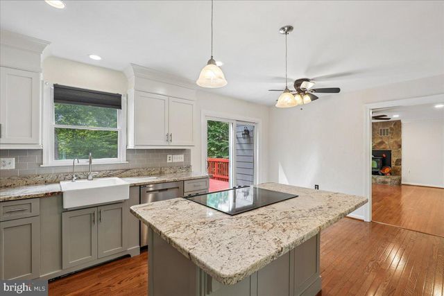 8253 HONEYSUCKLE RD, Manassas, VA 20112