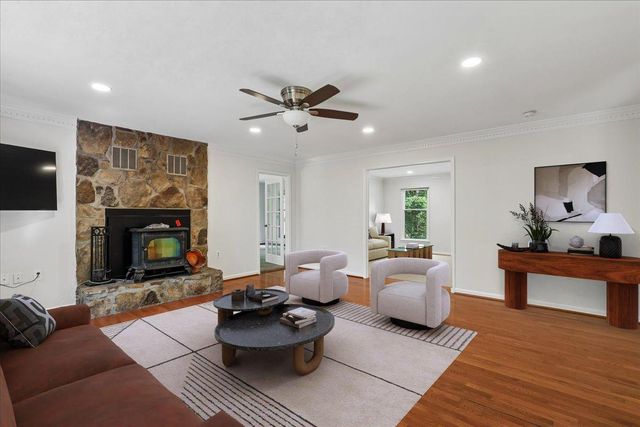 8253 HONEYSUCKLE RD, Manassas, VA 20112