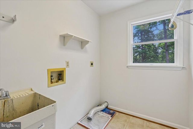 8253 HONEYSUCKLE RD, Manassas, VA 20112