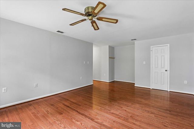 8253 HONEYSUCKLE RD, Manassas, VA 20112