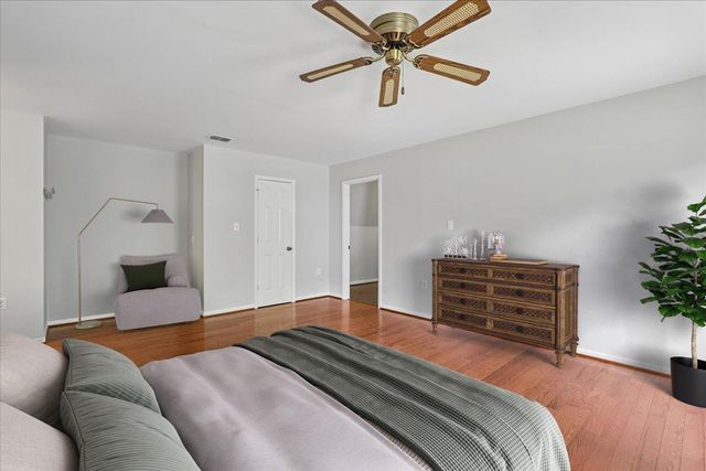 8253 HONEYSUCKLE RD, Manassas, VA 20112